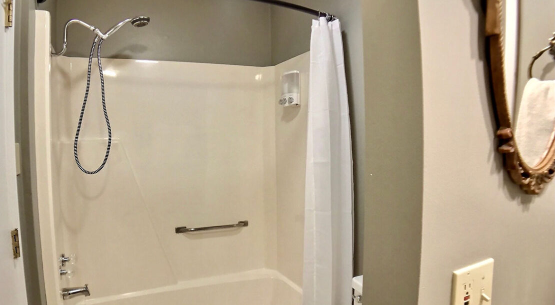 Innkeeper Suite ShowerTub Combo