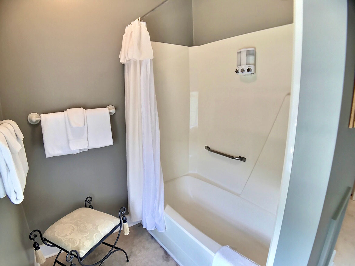 Brownstone Inn - Penthouse Suite ShowerTub Combo
