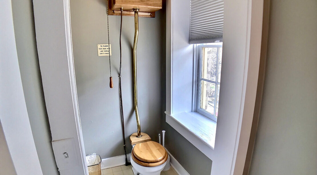 Brownstone Inn - Penthouse Suite Toilet